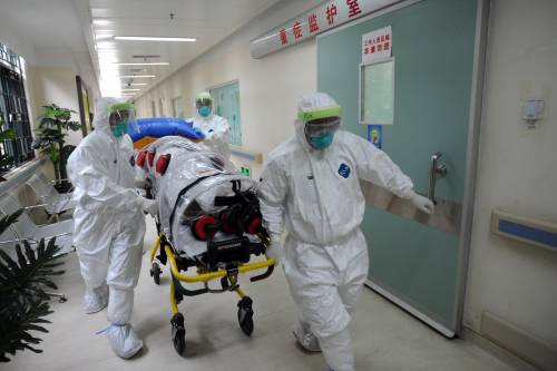Ebola, medico in quarantena torna in Italia dall'Africa ma prende il treno per Aosta