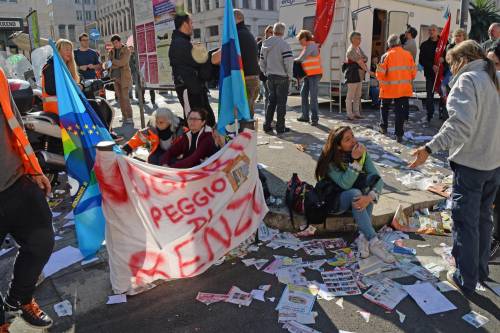 Netturbini scioperano a oltranza. Livorno invasa dalla spazzatura