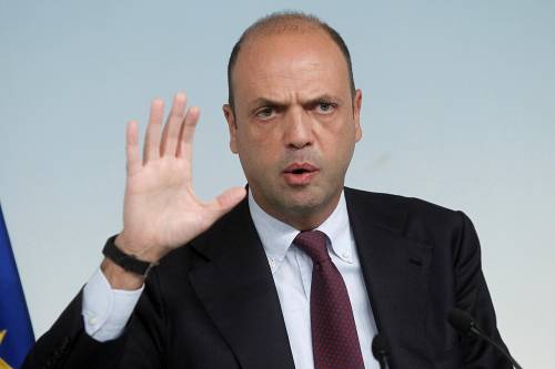 L'ultima follia di Alfano: "Stop alle armi di scena al cinema e in tv"