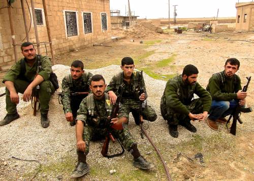 Lungo la prima linea curda per battere i "mostri dell'Isis"