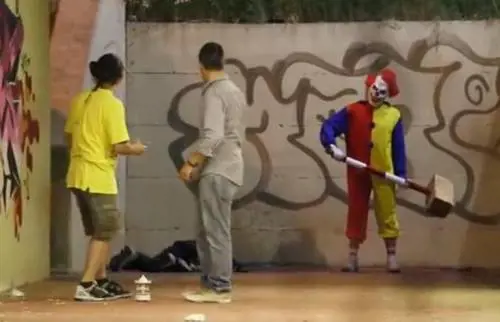 Clown armati fanno agguati a gente ignara di quanto sta succedendo