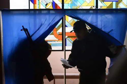 Ucraina, trionfo dei separatisti. Mosca riconosce il risultato, l'Ue no: "Voto illegale"