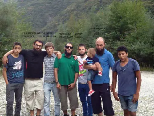 Mesinovic col piccolo Ismail e alcuni amici