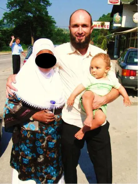 La famiglia Mesinovic riunita prima della deriva integralista di Ismar