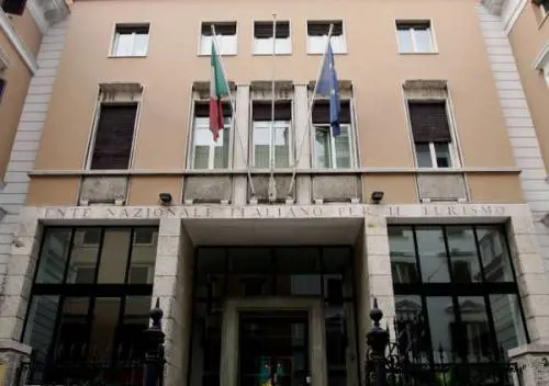 Quei sei mega-dirigenti del carrozzone Enit pagati 280mila euro