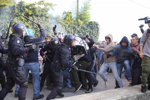 Renzi a Brescia tra gli scontri: "Disegno per spaccare l'Italia"