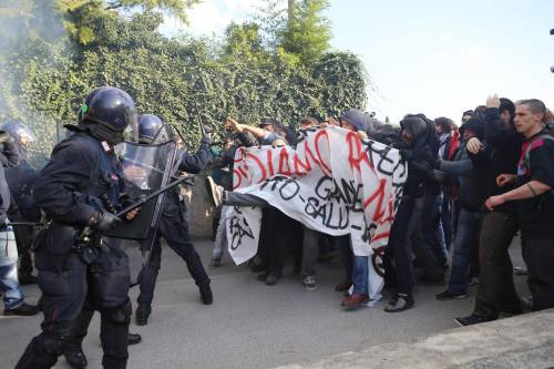 Renzi a Brescia: scontri tra polizia e antagonisti