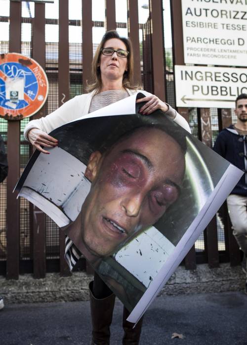La sorella di Stefano Cucchi con la foto del fratello morto