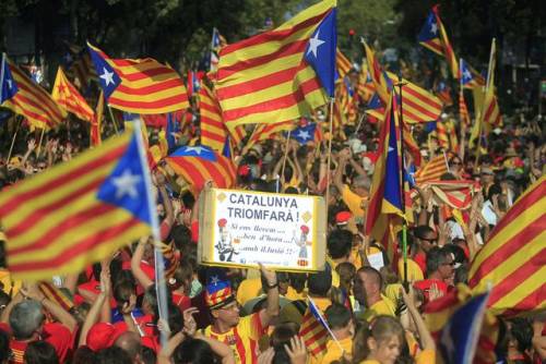 Madrid, ora il governo vieta bandiera catalana