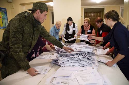 L'altra Ucraina, primo voto tra canti e bombe
