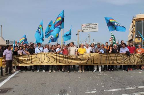 Villa San Giovanni, protestano i precari: bloccati traghetti per Sicilia