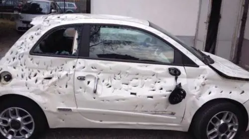 L'auto non parte, la prende a picconate