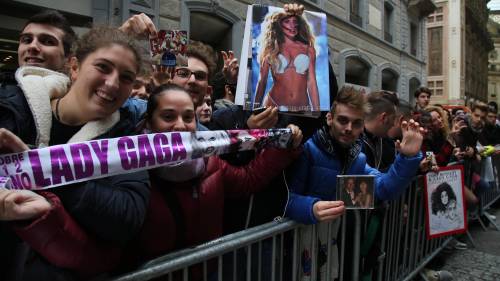 Milano, i fan di Lady Gaga davanti al Park Hyatt