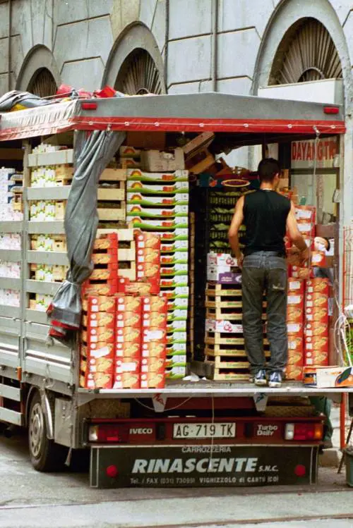 Dopo borse e cinture nei mercati spuntano gli ortaggi abusivi