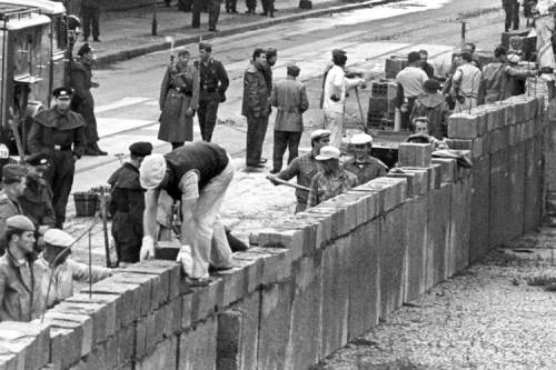 Un momento dell'erezione del Muro di Berlino, iniziata il 13 agosto del 1961