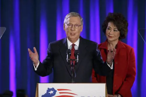 Mitch McConnell e la moglie Elaine Chao celebrano la vittoria a Louisville
