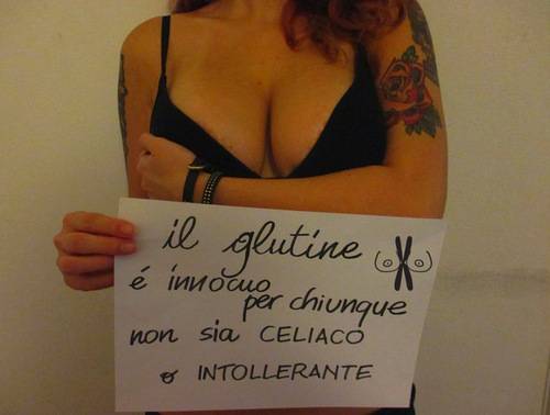 "Tette per la scienza": foto sexy contro le bufale 