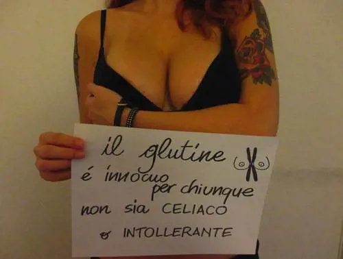 "Tette per la scienza": foto sexy contro le bufale 