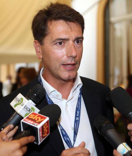 "A Renzi do un 10 pieno". Il finanziere Serra soccorre il premier in crisi col partito