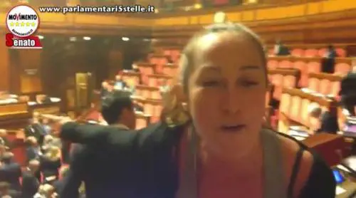 La Boschi va al Senato per chiedere la fiducia. E la Taverna la insulta