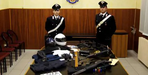 Uccise un carabiniere, rapina furgoni