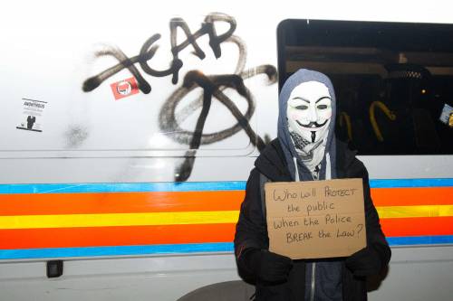 Anonymous scende in piazza in tutto il mondo. Scontri a Londra
