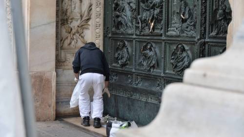 Il portone del Duomo imbrattato dai vandali