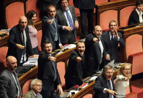 Il video pirata sugli ex grillini: "Così comprano i parlamentari"