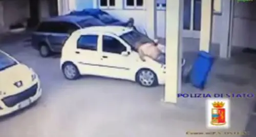Un volo di sei metri per rapire la figlia