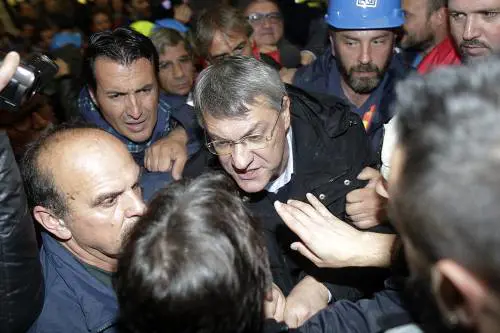 "Buffone, vergogna". Gli operai dell'Ast fischiano Landini