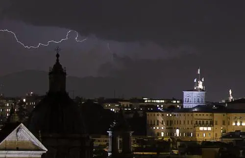 Nubifragio, paura nella Capitale. Oggi a rischio Veneto e il Sud