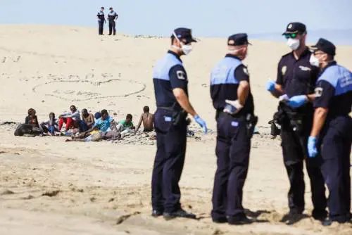 Ebola, 21 migranti isolati per ore alle Canarie