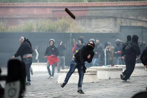 Napoli, scontri al corteo contro lo Sblocca Italia: cariche e feriti
