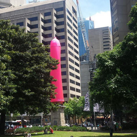 Sydney, spunta un preservativo gigante