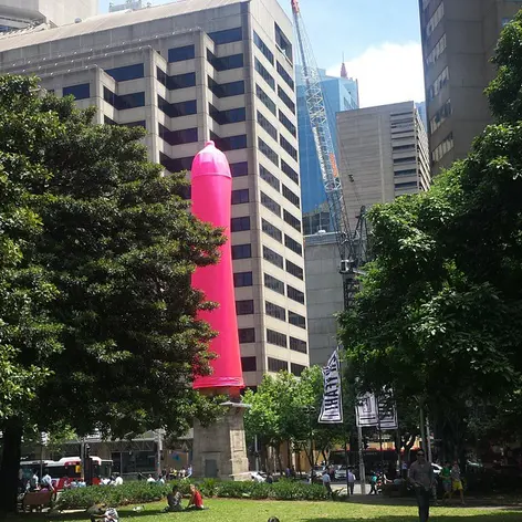 Sydney, spunta un preservativo gigante