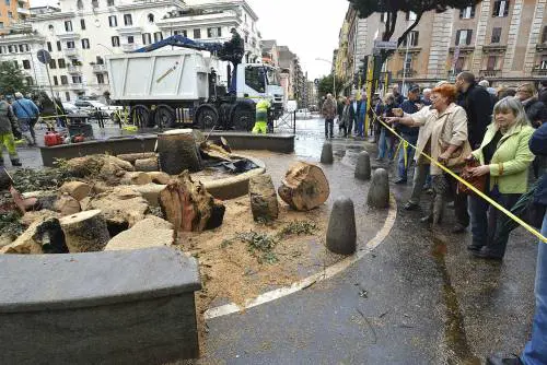Roma allagata e ferita: cede anche Porta Pia In Sicilia paura ciclone