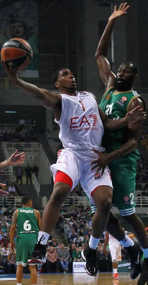 E intanto nel basket è 7 (ko) su 7. Armani compresa