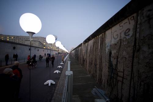 Palloncini luminosi lungo il Muro
