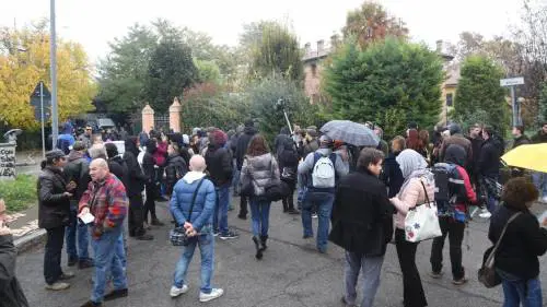 L'auto di Matteo Salvini distrutta dagli antagonisti