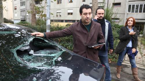 L'auto di Matteo Salvini distrutta dagli antagonisti