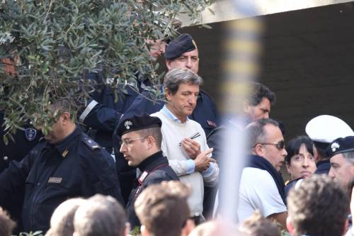 L'ira dei cittadini di Carrara contro il sindaco Angelo Zubbani