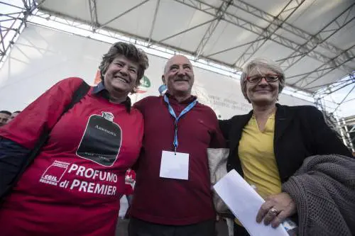 Camusso sfotte Renzi con la t-shirt: "Arrogance, profumo di premier"