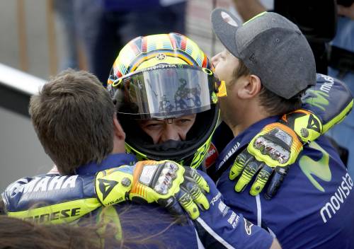 Valentino Rossi festeggia la pole a Le Mans