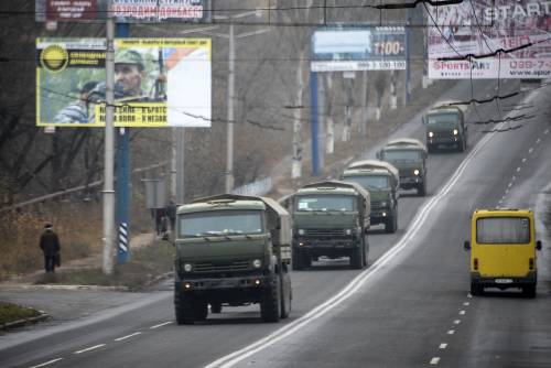 Un convoglio di mezzi militari sulla strada tra Donetsk e Makiivka