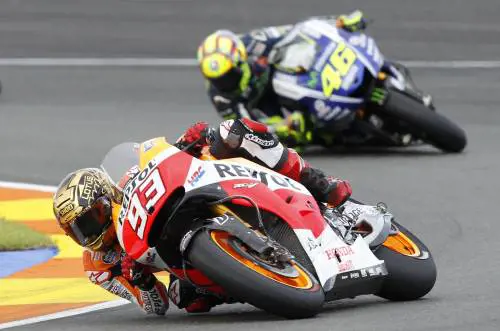 Marc Marquez tallonato da Valentino Rossi durante il Gp di Valencia
