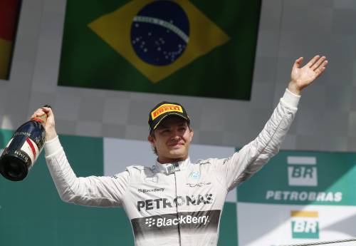 Rosberg vince in Brasile, Hamilton è secondo: si decide ad Abu Dhabi