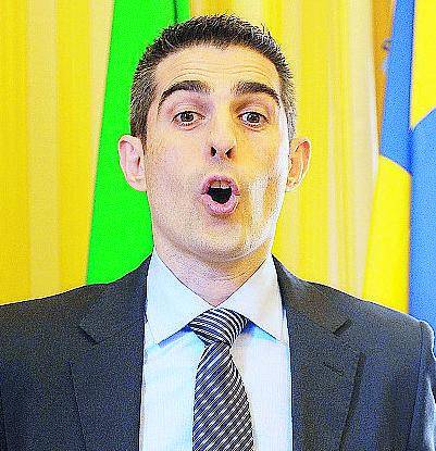 Parma, l'ultima follia di Pizzarotti: voto ai minori e immigrati in Comune
