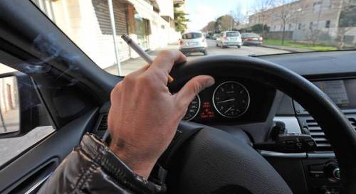 Gran Bretagna, via al divieto di fumo in macchina