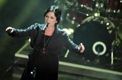 Aggredisce una hostess. Dolores O' Riordan, cantante dei Cranberries, finisce in manette