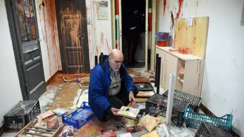Milano, assalto alla sede del Pd a Corvetto durante una riunione del Sunia